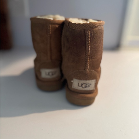 UGG Chestnut - Picture 2 of 2